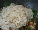 Foto langkah ke 13 dari resep Kwetiau goreng.