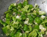 A picture of step 4 of Shimla mirchi besan sabzi.
