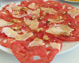Foto del paso 3 de la receta: Carpaccio de tomate con lascas de queso ahumado y nueces