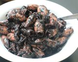 Foto langkah ke 4 dari resep Cumi item masak lada bawang putih cepat mudah ala rumah.