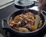 Foto del paso 8 de la receta: Pollo guisado con boletus y trufa