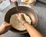 Hình bước làm 2 của món Pizza tôm và xúc xích phô mai 🧀