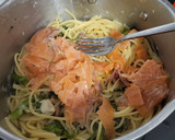 Foto del paso 3 de la receta: Pasta con salsa cremosa de salmón y bimi