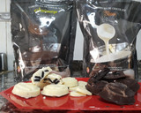Foto del paso 3 de la receta: Medallones de chocolate blanco y semi amargo rellenos de Oreos