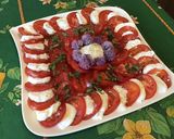 Une image de l'étape 8 de Salade de tomates à la mozzarella, basilic et fleurs de ciboulette.