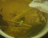 Foto langkah ke 2 dari resep Sup ikan jamur enoki.
