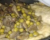 Foto del passaggio 5 della ricetta Scaloppine di pollo, piselli e funghi