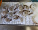 Une image de l'étape 1 de Pennes aux légumes et crevettes sautées à l'ail.