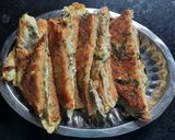 चिझी आमलेट सँडविच (cheesy omelette sandwich recipe in marathi) रेसिपी स्टेप 4 फोटो 
