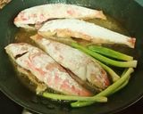 Foto del paso 6 de la receta: Salmonetes de roca fritos con ajetes y patató
