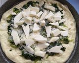 Foto del passaggio 4 della ricetta Focaccia gratinata ripiena, con bordo al prosciutto cotto