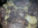 Pollo con papas a las hierbas, especias y vino tinto