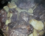 Foto del paso 4 de la receta: Pollo con papas a las hierbas, especias y vino tinto