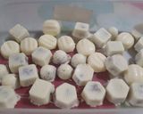 Foto del paso 4 de la receta: Bombones de chocolate negro y blanco rellenos de cookies y coco rallado receta casera