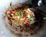 Foto langkah ke 2 dari resep Tumis Pedas Kerang dan Telur.