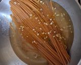 Foto del paso 4 de la receta: Espagueti con acelgas y nuez en una olla