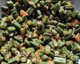 A picture of step 4 of Bhindi Aloo - special side dish for Chapati.