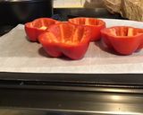 Une image de l'étape 1 de Petits paniers de poivrons farcis aux navets jaunes tomates parmesan et saucisses américaines.