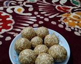 A picture of step 5 of Sesame / Til Ladoo.