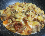 Foto del paso 3 de la receta: Revuelto de patatas con champiñones y chorizo picante