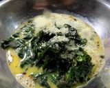 Foto del paso 2 de la receta: Tortilla de espinacas y cebolla morada