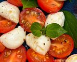 A picture of step 3 of Insalata Caprese (Caprese Salad).
