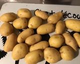 Une image de l'étape 1 de Pommes de terre rattes en cocotte au bouillon de bœuf.