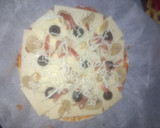 Foto del paso 2 de la receta: Pizza de jamón serrano, champiñones y aceitunas negras