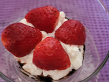 Copa de frutas con queso, nata y salsa de chocolate