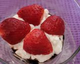 Foto del paso 2 de la receta Copa de frutas con queso, nata y salsa de chocolate