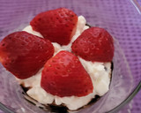 Foto del paso 2 de la receta: Copa de frutas con queso, nata y salsa de chocolate