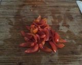 Foto del passaggio 2 della ricetta Gamberi con guacamole, datterini, mango e cipolla rossa di Tropea in agrodolce