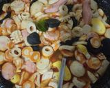 Foto langkah ke 3 dari resep Tom Yum Aneka Bakso Ikan.
