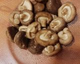 Foto del paso 1 de la receta: Gulas, setas y huevo poché