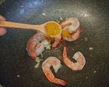 รูปขั้นตอนการทำที่ 3 ของ ถั่วลันเตาผัดผงกะหรี่กุ้ง