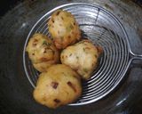 A picture of step 3 of Urad Dal Pakode (Fritters).