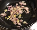 Une image de l'étape 1 de Tarte au poulet blettes et champignons au curry et feuilles de brick.