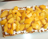 Foto del paso 3 de la receta: Postre chajá de Paysandú, bizcocho  con merengues, dulce de leche y melocotones