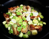 Foto del paso 2 de la receta: Guiso de garbanzos y judías con costillas de cerdo
