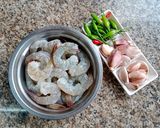 รูปขั้นตอนการทำที่ 1 ของ กุ้งผัดพริกขี้หนู
