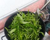 Foto langkah ke 5 dari resep Tumis kangkung kuah melipah.