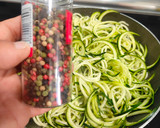 Foto del paso 7 de la receta: Espagueti de calabacín en salsa de yogurt. (mar y montaña)