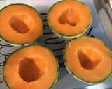 Une image de l'étape 2 de Melon farci aux tomates bicolores, feta, radis et menthe fraîche.