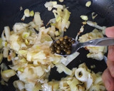 Foto del paso 4 de la receta: Filetes de pavo a la pimienta verde
