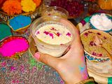 ઈન્સટન્ટ કેસર ઠંડાઈ વીથ ઠંડાઈ મસાલા (Instant Kesar Thandai With Thandai Masala Recipe In Gujarati)