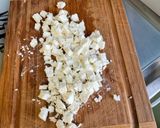 Une image de l'étape 6 de Salade de concombre à la crème, oignon doux, feta et coriandre.