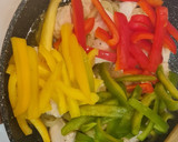 Foto del paso 3 de la receta: Salteado de pollo con pimientos tricolor y tomate al orégano