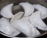 A picture of step 4 of Bánh Bột Lọc (Vietnamese Tapioca Dumplings).
