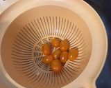 Une image de l'étape 5 de Salade marinée de pommes de terre au porc, oignons nouveaux et tomates orange.