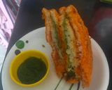 A picture of step 7 of Tiranga bread pakora.